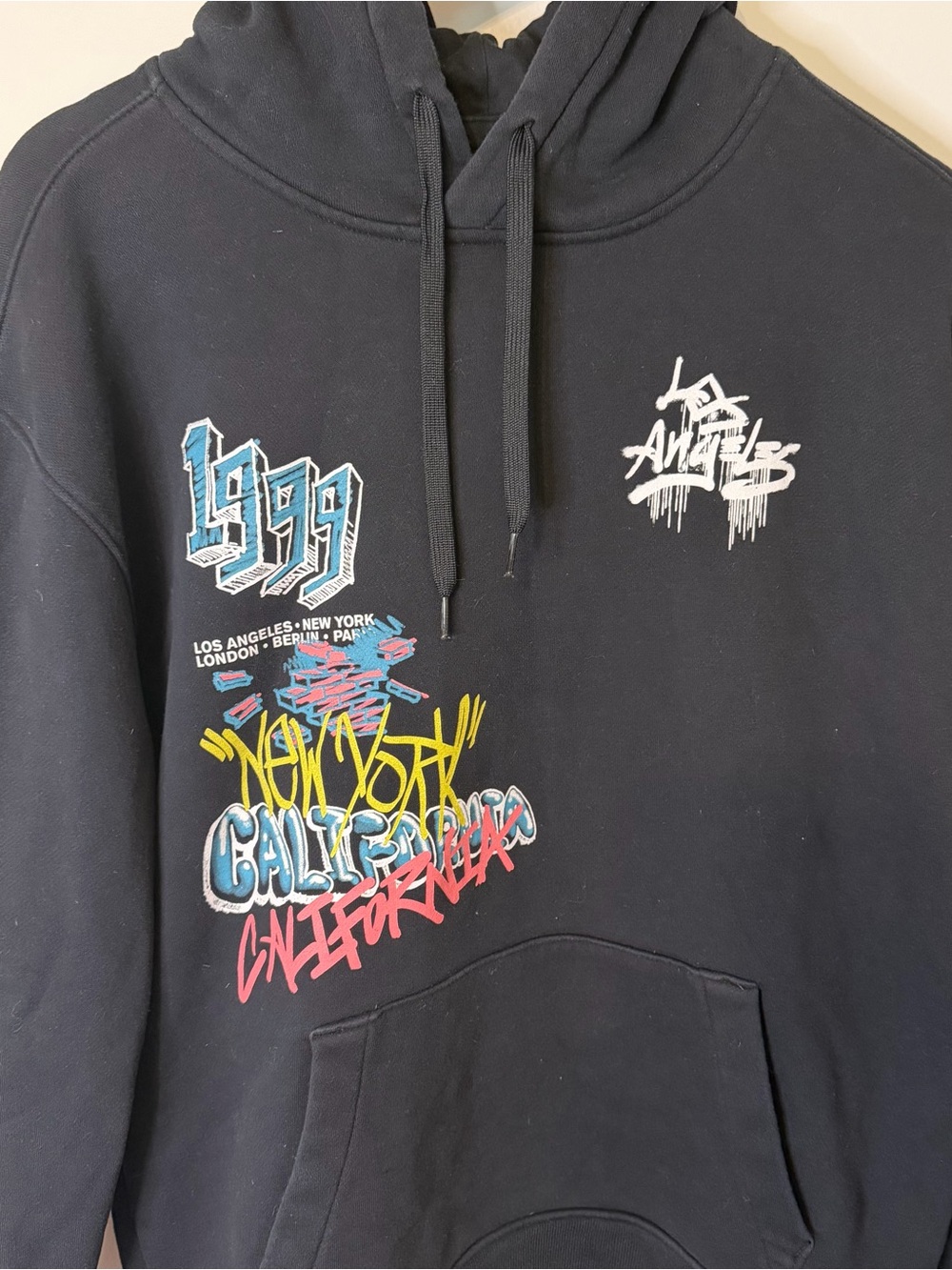 Hollister California Men’s Large Black Graphic Graffiti Hoodie Pullover Y2K - Picture 2 of 7